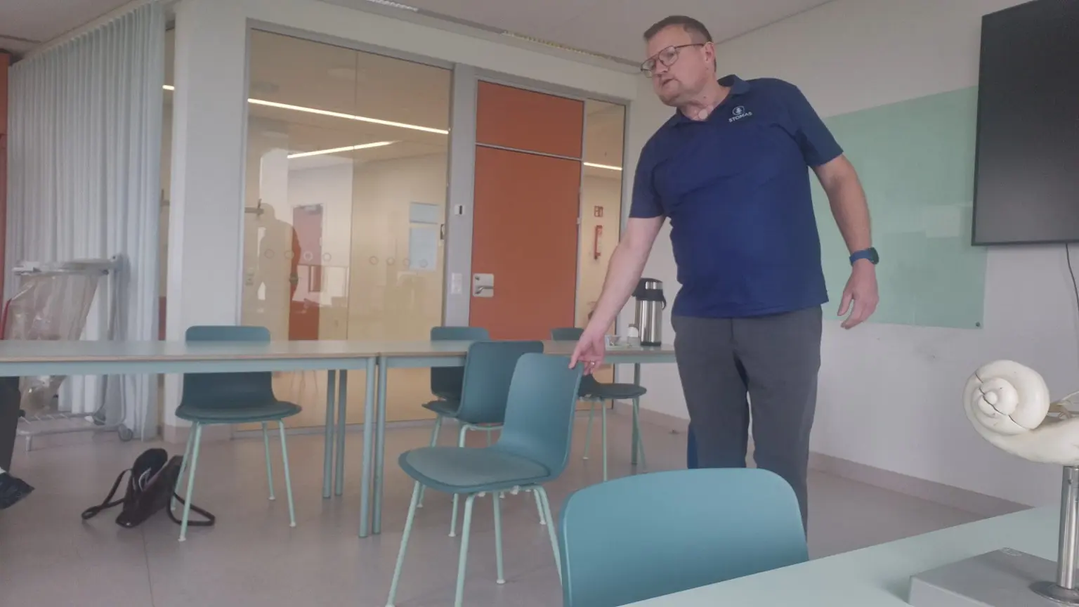 Thomas Mølgaard giving a patient demonstration during the teaching session