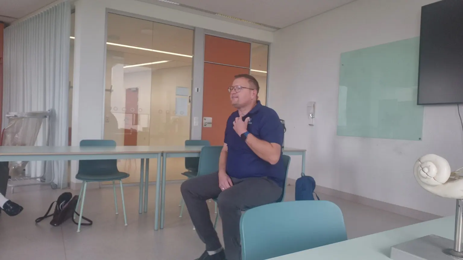 Thomas Mølgaard teaching at Rigshospitalet and showing how he uses his voice prosthesis